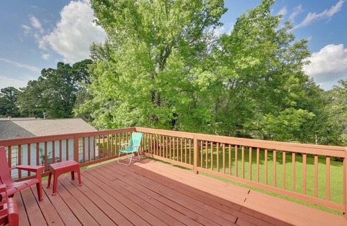 New Castle House | 12 Mi to UAB: Birmingham Corner Hideaway w/Deck