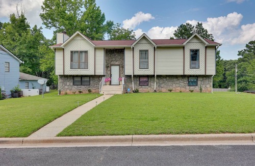 New Castle House | 12 Mi to UAB: Birmingham Corner Hideaway w/Deck