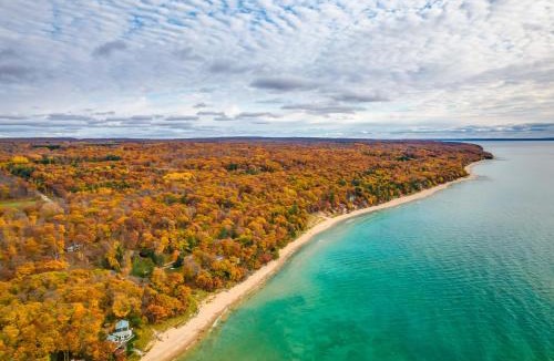 Good Hart House | 17 Mi to Skiing! Lake-View Michigan Home w/Deck