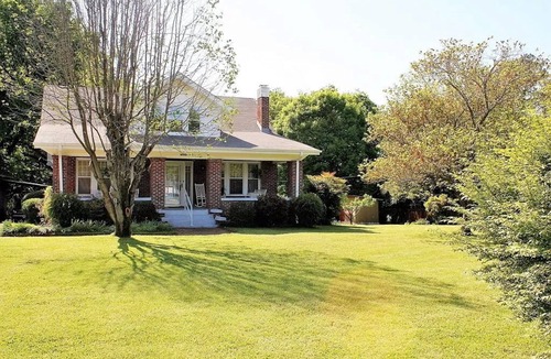 North Florence House | 1920's Farmhouse with modern amenities! "Southern Comfort" and privacy.