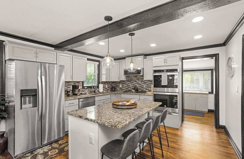 Inglewood House | 1940s Bungalow| Deck+Chef's Kitchen| Dog Friendly