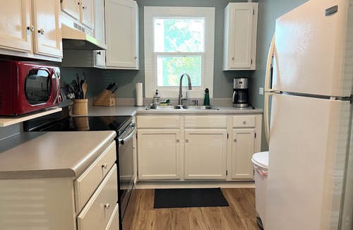 Union Pier Cottage | 2 bed/1 bath, 1.5 blocks to beach/town, dog friendly