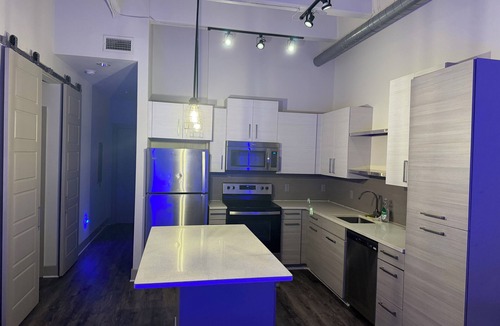 Peachtree Center Apartment | 2-bed 2bath on 20th floor Highrise Downtown Atlanta with scenic views, pool, gym