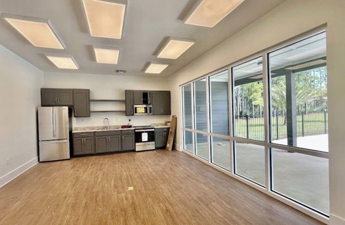 Oak RV Rental | 2-bedroom camper in serene Gulf Shores with cool AC
