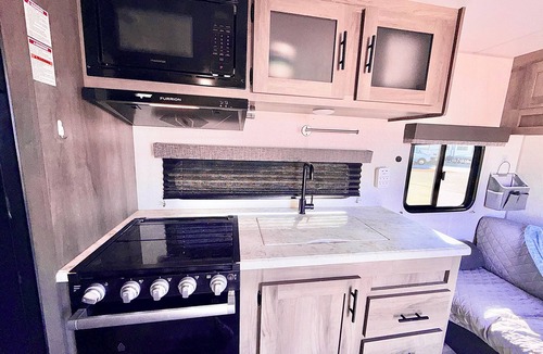 Oak RV Rental | 2-bedroom camper in serene Gulf Shores with cool AC