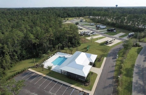 Oak RV Rental | 2-bedroom camper in serene Gulf Shores with cool AC