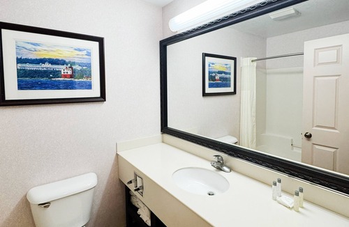 Mackinaw City Condo | 2-bedroom condo in adorable Mackinaw City. Close to snowmobile trail and ferry.