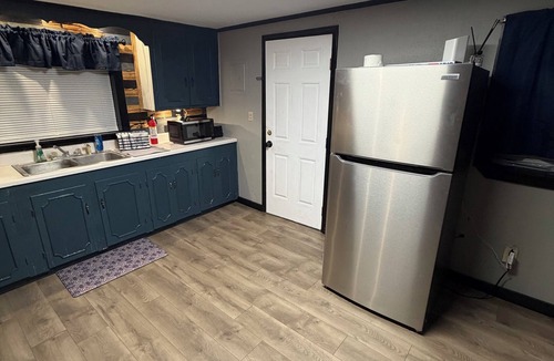 Meridian House | 2 bedroom cozy country cabin 1 minute from town.