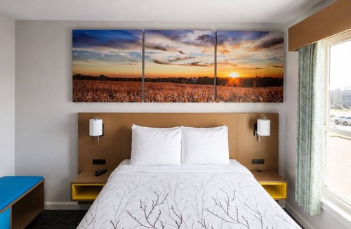 Cheboygan Hotel | 2-bedroom suites at continental inn downtown cheboygan