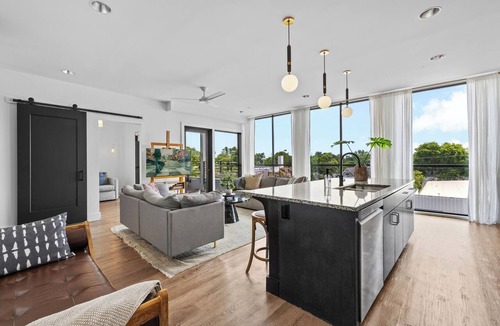 Eighth Avenue Condo | 2 Condos-8 Minutes to Broadway-Walkable-5 King
