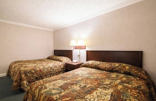 Huntsville Hotel | 2 Convenient Huntsville Rooms Near US-72 | Free Parking for Stress-Free Stays