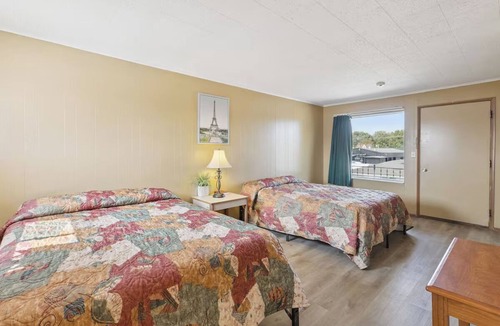 Shields Hotel | 2 Family-Friendly Rooms Near Local Nightlife, Free Parking Onsite