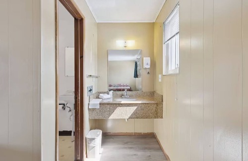 Shields Hotel | 2 Family-Friendly Rooms Near Local Nightlife, Free Parking Onsite