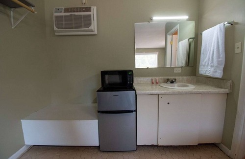 Calhoun Apartment | 2 Full Bed|Smoking|Calhoun GA