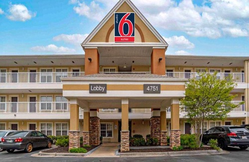Huntsville Apartment | 2 Full Beds | Mobil Access Tub Nsmk Kitchen
