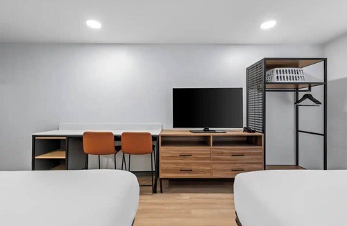 Newnan Hotel | 2 Newnan Rooms | Trampoline & Adventure Park - 0.3 Mi | Pet-Friendly