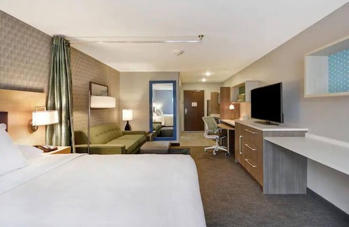 Alpine Center Hotel | 2 Pet-friendly Accommodations | FREE Breakfast! Minutes to John Ball Park Zoo