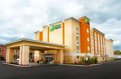 Bedford Hotel | 2-Star Hotel ∙ Holiday Inn Express Toledo North, an IHG Hotel