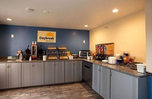 Traverse City Hotel | 2-Star Hotel ∙ Days Inn & Suites by Wyndham Traverse City