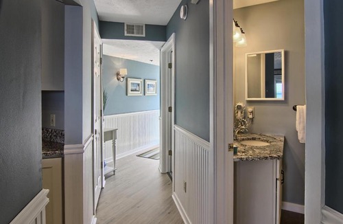 Traverse City House | 204 North Shore Inn