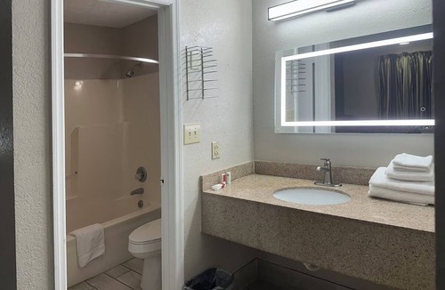 Guntersville Hotel | 3 Affordable Rooms Steps from Kiwanna's Park Adventures – Just 3 Miles Away