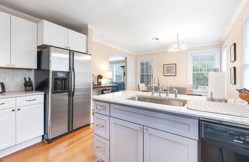 Decatur House | 3 bed 1 bath Downtown Decatur renovated bungalow