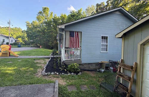 Pegram House | 3-bed/1-bath Home in charming Pegram - TriStar Tribe Country Cottage