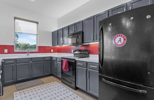 Tuscaloosa Condo | 3-bedroom 3.5 bath condo! Gated Parking, Roof Deck, Steps to Stadium & Strip!