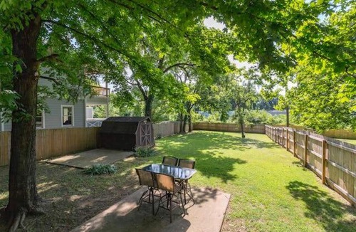 Inglewood House | 3 Bedroom Cottage Only 3 Miles from Downtown