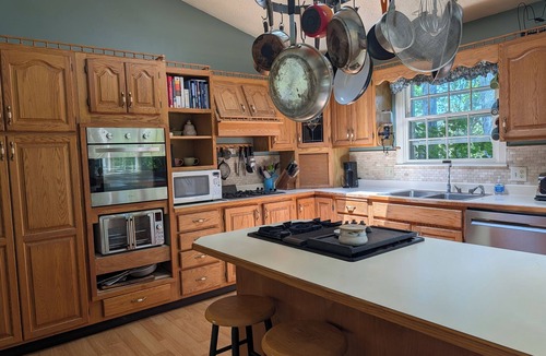 Iron Mountain House | 3-bedroom home. Secluded luxury/Hot Tub/Sauna/Chef Kitchen