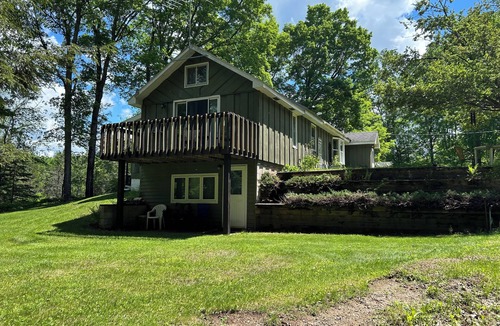Iron Mountain House | 3-bedroom home. Secluded luxury/Hot Tub/Sauna/Chef Kitchen