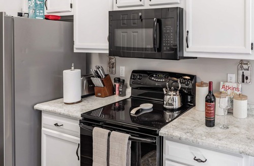 Madison House | 3-bedroom house in delightful Madison/Pet friendly/King bed/Walking park