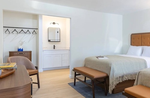 Talbot's Corner Hotel | 3 Charming Rooms in East Nashville near Ryman Auditorium | Pool & Free Parking