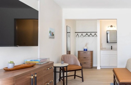 Talbot's Corner Hotel | 3 Charming Rooms in East Nashville near Ryman Auditorium | Pool & Free Parking