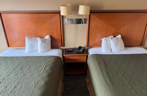 Harriman Hotel | 3 Group-Friendly Rooms Near I-40 w/Free Parking & Breakfast, Pets Allowed