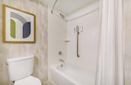 Huntsville Hotel | 3 Huntsville Rooms w/Seasonal Outdoor Pool, Free Parking & Breakfast
