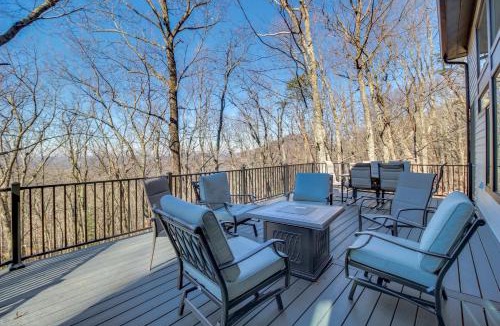 Tate House | 3 Mi to Winery: Jasper Mountain Chalet w/Hot Tub!