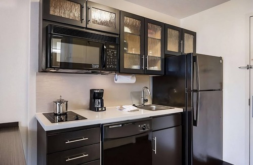 Troy Hotel | 3 Modern And Pet-Friendly Units With Kitchens, Near Robinwood Park