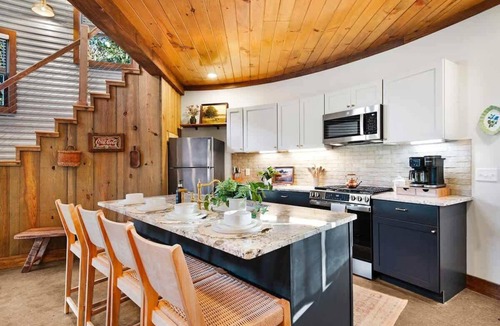 Lookout Valley Neighborhood Association Cabin | 3 Silos, Sleeps 12 - Chattanooga - Hot Tubs