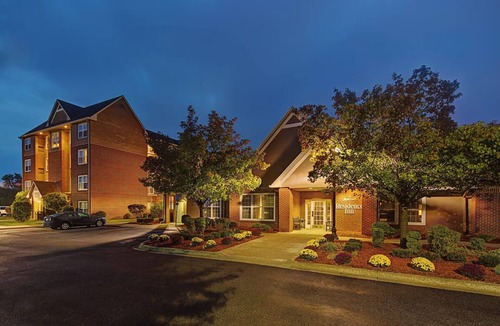 Livonia Hotel | 3 Studio Queen Rooms at Residence Inn Detroit Livonia - Kitchen + Free Breakfast