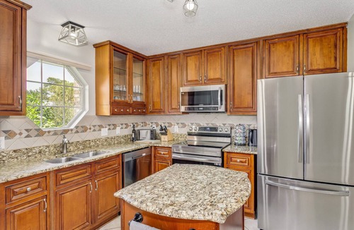 Ono Island House | 3BR Home |Private Screened Pool, Sunroom & Matured Landscaping |Quiet Neighborhood |Close to Beaches