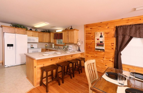 Pigeon Forge Condo | 3BR minutes from Dollywood. Hot tub!