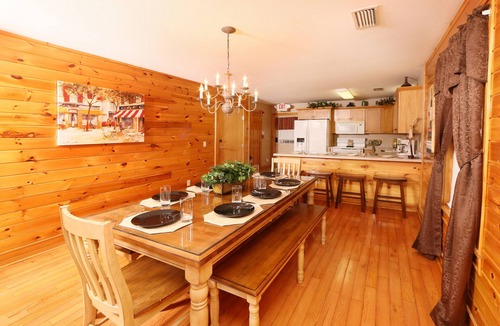 Pigeon Forge Condo | 3BR minutes from Dollywood. Hot tub!