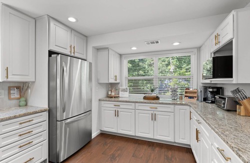 Acworth House | 3BR Modern Home Near LakePoint, KSU, Lakes, Trails