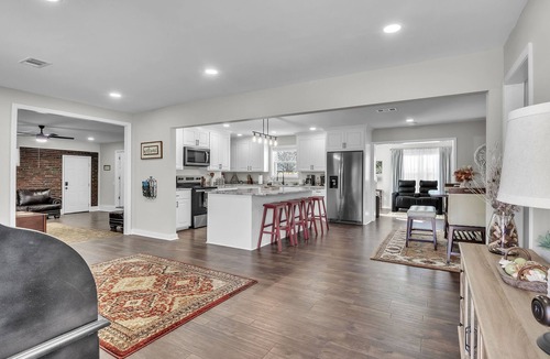 Columbus House | 4-bedroom, 2 bath house Sleeps up to 15 Columbus, MS Huge Living Room