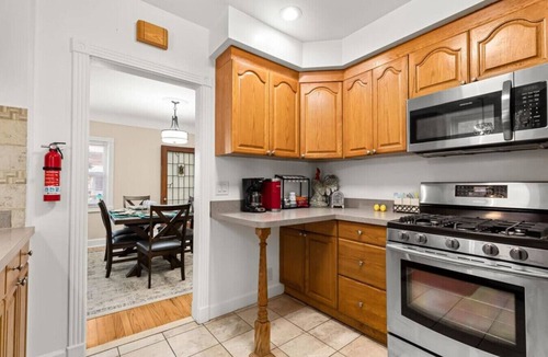 Dearborn House | 4 Bedroom 2 Bath Middle of it all Sleeps 8 plus