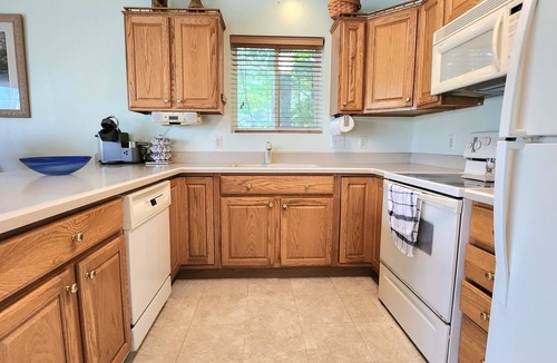 Lupton Cottage | 4 bedroom, 3 ful bath Lakefront cottage Pet friendly