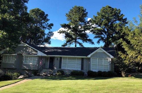 Tuscaloosa House | 4-bedroom house in Tuscaloosa 35406. 2 miles to campus. Awesome covered deck.
