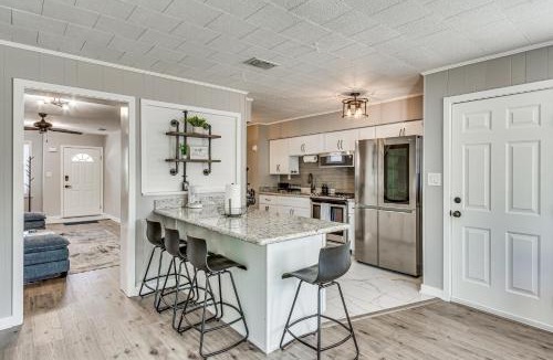 Navy Point House | 4 Mi to NAS Pensacola! Family Getaway w/Pool