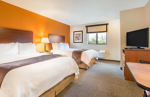 Wixom Hotel | 4 Rooms with Fully Equipped Kitchen - Stay Conveniently Near Major Attractions